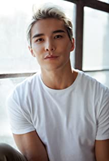How tall is Ludi Lin?